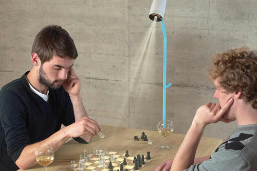 用投影机投射出棋盘下棋